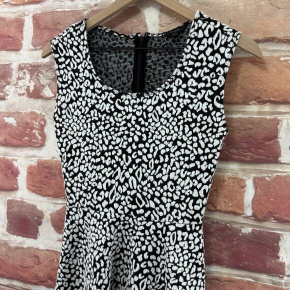 Guess Dress Women's XS Black White Textured Abstract Fit Flare Zip Up - Picture 4 of 8